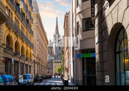 Vue sur la tour et les flèches de la cathédrale gothique de Barcelone de Santa Eulalia dans le quartier gothique, quartier El Born de Barcelone, Espagne. Banque D'Images