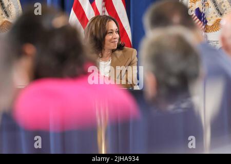 Philadelphie, États-Unis d'Amérique. 16th juillet 2022. Le vice-président Kamala Harris (AU CENTRE) écoute les remarques des législateurs de l'État de Pennsylvanie lors d'une table ronde sur les droits en matière de reproduction, samedi. 16 juillet 2022 à l'édifice de l'Union Carpenter à Philadelphie, PA crédit: Saquan Stimpson/Pool/Sipa USA crédit: SIPA USA/Alay Live News Banque D'Images