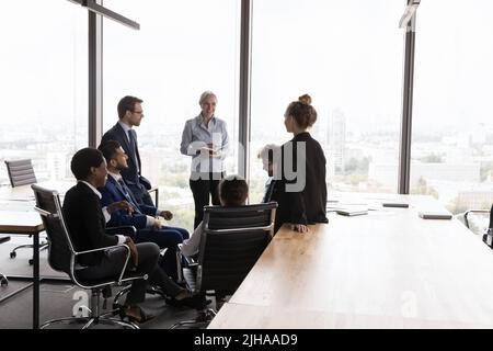 Réunion de groupes d'affaires de différents âges dans un espace de bureau ouvert Banque D'Images