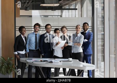 Joyeux portrait de bureau de l'équipe d'affaires multiethnique en toute confiance Banque D'Images