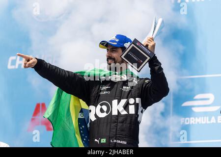 Lucas Di Grassi (BRA), ROKiT Venturi Racing, position 2nd, célèbre sur le podium avec son trophée lors de la Formule E Round 11 - New York, Etats-Unis. , . City E-Prix à New York, États-Unis. (Photo par Andrew Ferraro/Motorsport Images/Sipa USA) crédit: SIPA USA/Alay Live News Banque D'Images