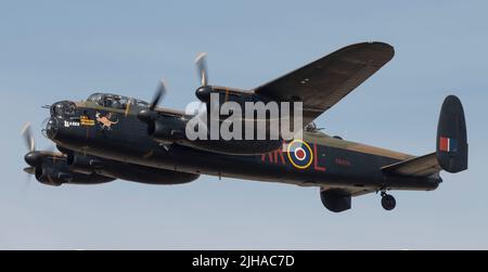 RAF Fairford, Gloucestershire, Angleterre, 16 juillet 2022. RIAT 2022 Flupast par Avro Lancaster 1 du vol commémoratif de la bataille d'Angleterre, basé à RAF Coningsby. Crédit: Malcolm Park/Alay Banque D'Images