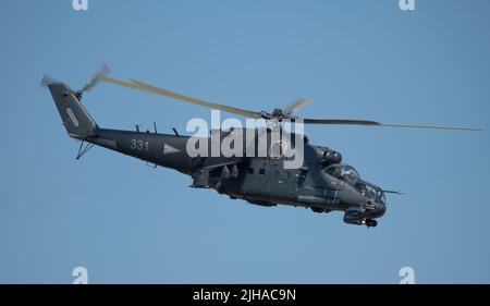 RAF Fairford, Gloucestershire, Angleterre, 16 juillet 2022. RIAT 2022 démonstration de l'hélicoptère d'attaque Mil mi-24P par la Force aérienne hongroise. Crédit: Malcolm Park/Alay Banque D'Images