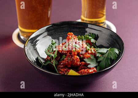 Gros plan sur un bol de karaage de poulet frit japonais Banque D'Images