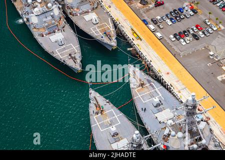 Pearl Harbor, Hawaï, États-Unis. 7th juillet 2022. Les destroyers de la Marine américaine amarrés à la base conjointe Pearl Harbor-Hickham, Hawaii, pendant la Rim of the Pacific (RIMPAC) 2022. Vingt-six nations, 38 navires, quatre sous-marins, plus de 170 avions et 25 000 membres du personnel participent au RIMPAC de 29 juin à août 4 dans et autour des îles hawaïennes et du sud de la Californie. Le plus grand exercice maritime international au monde, RIMPAC offre une occasion unique de formation tout en favorisant et en maintenant des relations de coopération entre les participants essentielles pour assurer la sécurité des voies maritimes et de la sécurité dans le monde Banque D'Images