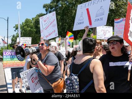 Montgomery, Alabama, Etats-Unis - 4 juillet 2022 : des manifestants ont défilé dans le centre-ville de Montgomery pour soutenir les droits génésiques des femmes dans le sillage de la Supre Banque D'Images