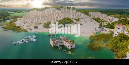 Carrière abandonnée pour extraction de calcaire. Belle nature, attraction en Estonie. Banque D'Images