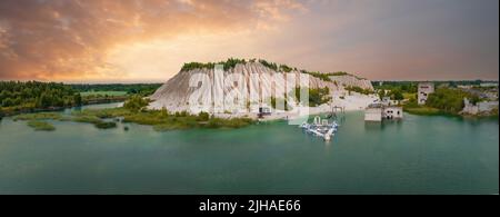 Carrière abandonnée pour extraction de calcaire. Belle nature, attraction en Estonie. Banque D'Images