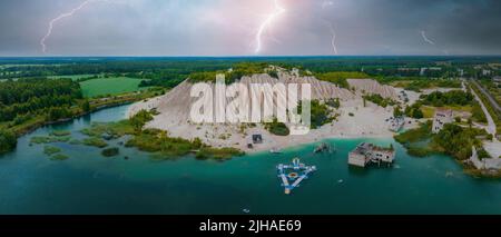 Carrière abandonnée pour extraction de calcaire. Belle nature, attraction en Estonie. Banque D'Images