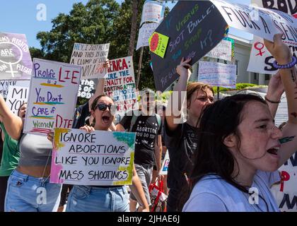 Montgomery, Alabama, Etats-Unis - 4 juillet 2022 : des manifestants ont défilé dans le centre-ville de Montgomery pour soutenir les droits génésiques des femmes dans le sillage de la Supre Banque D'Images