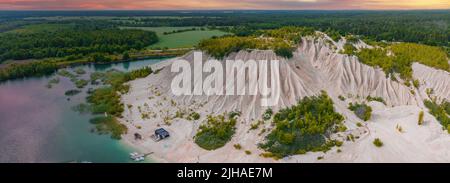 Carrière abandonnée pour extraction de calcaire. Belle nature, attraction en Estonie. Banque D'Images