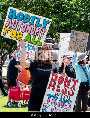 Montgomery, Alabama, Etats-Unis - 4 juillet 2022 : des manifestants ont défilé dans le centre-ville de Montgomery pour soutenir les droits génésiques des femmes dans le sillage de la Supre Banque D'Images