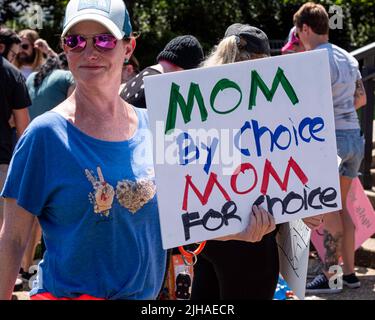 Montgomery, Alabama, Etats-Unis - 4 juillet 2022 : des manifestants ont défilé dans le centre-ville de Montgomery pour soutenir les droits génésiques des femmes dans le sillage de la Supre Banque D'Images