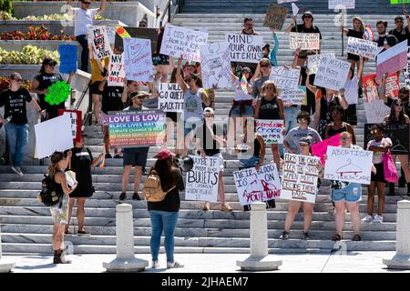 Montgomery, Alabama, Etats-Unis - 4 juillet 2022 : des manifestants ont défilé dans le centre-ville de Montgomery pour soutenir les droits génésiques des femmes dans le sillage de la Supre Banque D'Images