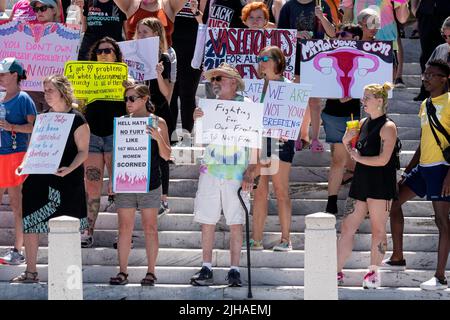 Montgomery, Alabama, Etats-Unis - 4 juillet 2022 : des manifestants ont défilé dans le centre-ville de Montgomery pour soutenir les droits génésiques des femmes dans le sillage de la Supre Banque D'Images