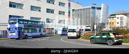 Arrêt de bus & sortie patient ambulance privée parking entrée au NHS Broomfield Hospital National Health service centre de santé Chelmsford Angleterre Royaume-Uni Banque D'Images