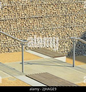 Paniers en cage de gabion dans l'enceinte du pont et mur de retenue derrière des boîtes en maille d'acier galvanisé remplies de béton recyclé broyé pour former des gabions Londres UK Banque D'Images