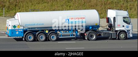 Air liquide vue latérale logo de la marque et icônes de sécurité remorque articulée de l'entreprise multinationale française fournit gaz industriels camion autoroute britannique Banque D'Images