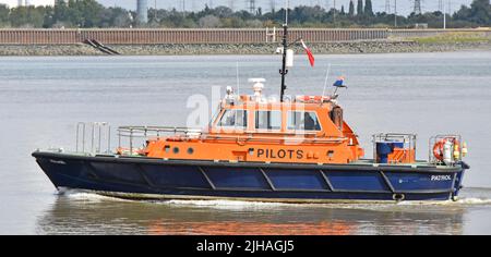 Vue latérale ou sur le port Port de London Authority « Patrol » Cutter un pilote de lancement basé et vu ici sur la Tamise au large de Gravesend Kent Royaume-Uni Essex Shore Beyond Banque D'Images