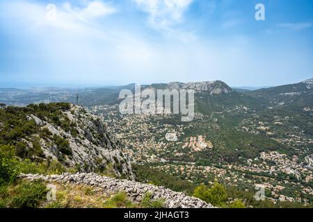 vue panoramique sur Dardenne dans la région de Toulon, Provence Alpes, France. La photo est prise du Mont Faron. Le Mont Caume est visible en arrière-plan. Banque D'Images