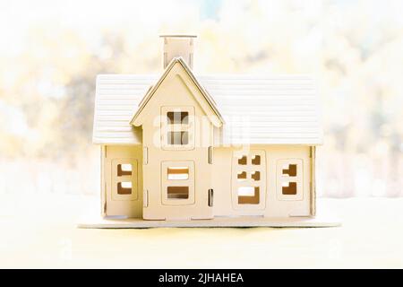 Maison en bois peinte en blanc représentant le concept d'assurance hypothécaire et habitation Banque D'Images