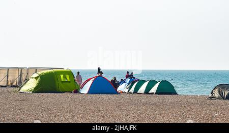 Brighton UK 17th juillet 2022 - les visiteurs sont mis en place tôt sur la plage de Brighton sous le soleil chaud et ont peut-être été là pendant la nuit car un avertissement de temps rouge extrême a été émis pour les deux jours suivants : crédit Simon Dack / Alamy Live News Banque D'Images