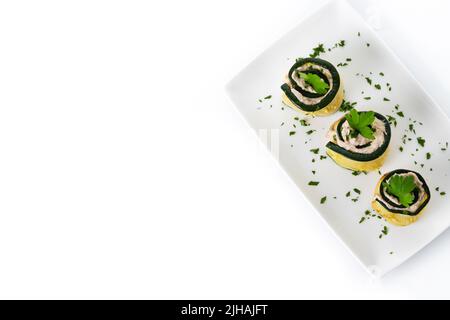 Rouleaux de courgettes grillées au thon et au fromage à la crème isolés sur fond blanc Banque D'Images