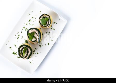 Rouleaux de courgettes grillées au thon et au fromage à la crème isolés sur fond blanc Banque D'Images