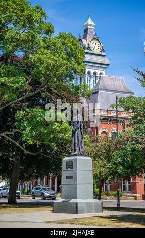 St Peters Hill, Grantham, Lincolnshire, Royaume-Uni – Statue de Margaret Thatcher, plus tard baronne Margret Thatcher de Kesteven, première femme Premier ministre du Royaume-Uni Banque D'Images