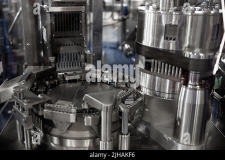 Machine de remplissage et d'emballage de capsules en usine de fabrication pharmaceutique. Banque D'Images