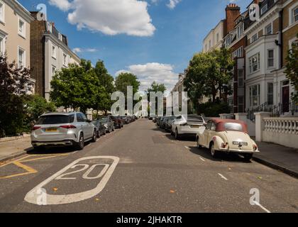 Londres, Royaume-Uni - 14 juillet 2022 : rue résidentielle haut de gamme à Kensington, Londres Banque D'Images