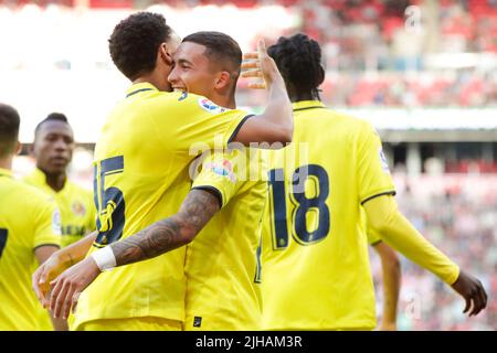 EINDHOVEN, PAYS-BAS - JUILLET 16 : Yeremy Pino de Villarreal fête avec Arnaut Danjuma de Villarreal après avoir marquant son premier but lors du match pré-saison entre PSV et Villarreal CF au stade Philips sur 16 juillet 2022 à Eindhoven, pays-Bas (photo de Broer van den Boom/Orange Pictures) Banque D'Images