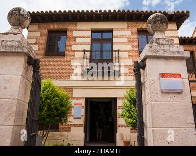 Alcalá de Henares, Espagne - 18 juin 2022: Colonnes d'entrée dans la maison musée lieu de naissance de l'écrivain Miguel Cervantes, auteur de Don Quichotte Banque D'Images