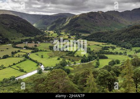 La vue sur Rosthwaite et Stonethwaite de Castle Crag vers Ullsfoulard et High Raise, Borrowdale, Lake District, Cumbria, Royaume-Uni Banque D'Images