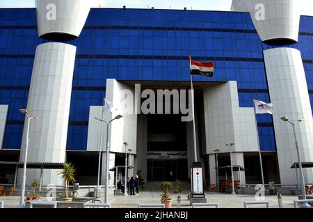 Le Caire, Egypte, 20 mars 2022: La construction de la faculté de pharmacie dans une université égyptienne avec le drapeau égyptien flipping avec le colle Banque D'Images