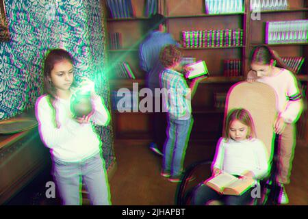 Tween enfants résoudre des énigmes dans la salle de quête., image tonifiée Banque D'Images