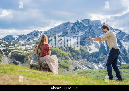 Couple touristes homme et femme en montagne lac paysage sur la montagne Durmitor au Monténégro beau parc national Durmitor avec lac glacier et Banque D'Images