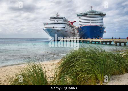 Nombreux touristes quittant deux paquebots de croisière le matin (Grand Turk, Turks et Caicos). Banque D'Images