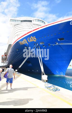 Nombreux touristes quittant deux paquebots de croisière le matin (Grand Turk, Turks et Caicos). Banque D'Images