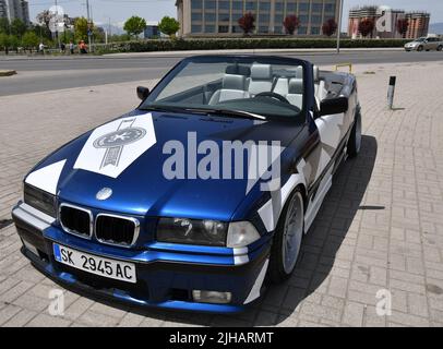 Vue de la voiture de sport BMW 3 E36 cabriolet avec jantes de sport et couvert de décalcomanies garées dans la rue. Banque D'Images