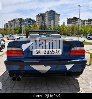 Vue de la voiture de sport BMW 3 E36 cabriolet avec jantes de sport et couvert de décalcomanies garées dans la rue. Banque D'Images