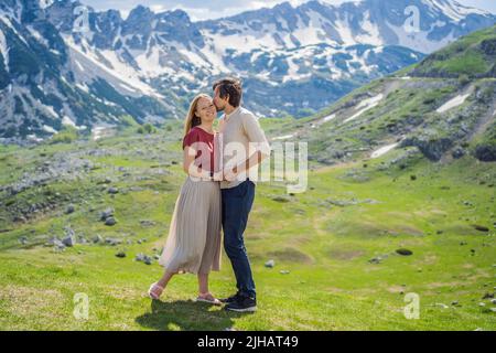 Couple touristes homme et femme en montagne lac paysage sur la montagne Durmitor au Monténégro beau parc national Durmitor avec lac glacier et Banque D'Images