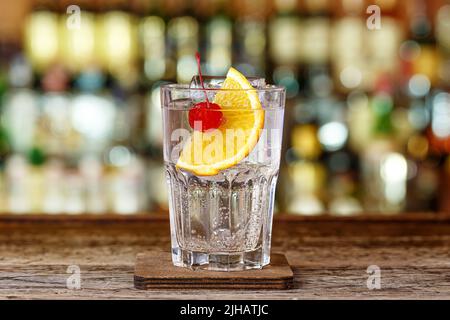 Cocktail rafraîchissant tom collins au bar, dans le cocktail beaucoup de glace. Une boisson à base de gin et de jus de citron. Espace pour le texte Banque D'Images