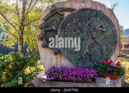 Le monument donné par les gens de Vaiont et placé à l'extérieur de l'église à Stava - Vallée de Stava - Trentin-Haut-Adige - Nord de l'Italie, Europe Banque D'Images