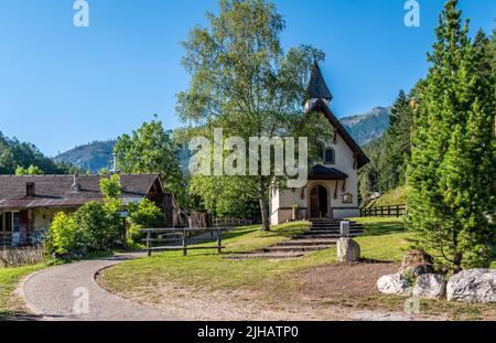 Notre Dame des Sorrows église de Stava. La petite église de la vallée de Stava - village de Tesero, vallée de Fiemme . Trentin-Haut-Adige, nord de l'Italie - Europe Banque D'Images