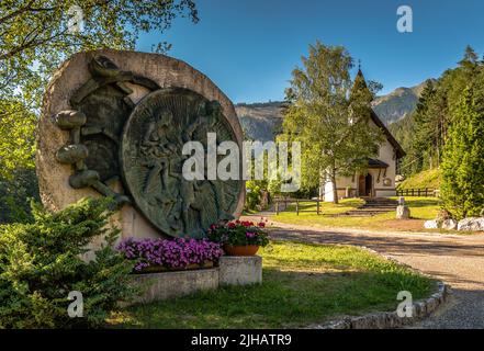 Le monument donné par les gens de Vaiont et placé à l'extérieur de l'église à Stava - Vallée de Stava - Trentin-Haut-Adige - Nord de l'Italie, Europe Banque D'Images