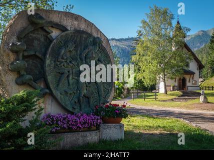 Le monument donné par les gens de Vaiont et placé à l'extérieur de l'église à Stava - Vallée de Stava - Trentin-Haut-Adige - Nord de l'Italie, Europe Banque D'Images