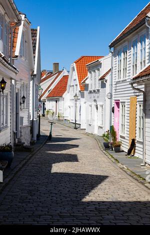 Maisons norvégiennes traditionnelles, blanches et peintes en bois sur Øvre Strandgate, Stavanger, Norvège. Banque D'Images