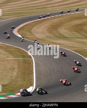 Scott Redding de l'équipe de BMW Motorrad WorldSBK dirige le pack dans le Super Pole pendant le troisième jour du Championnat du monde MOTUL FIM Superbike 2022 à Donington Park, Leicestershire. Date de la photo: Dimanche 17 juillet 2022. Banque D'Images