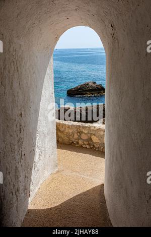 Une passerelle sur un sentier au sud de la France en direction du Cap d'ail sur la Côte d'Azur Banque D'Images